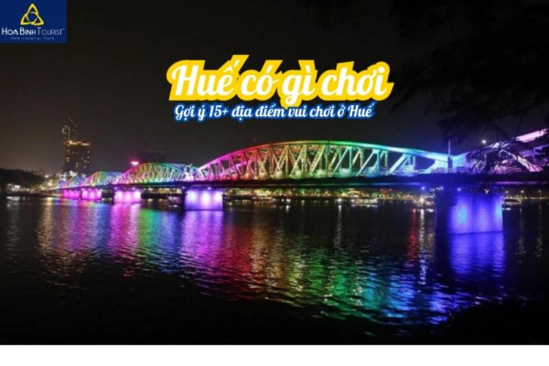 Một buổi picnic lãng mạn với các món ăn ngon được bày biện trên tấm khăn trải trên bãi cỏ của Đồi Vọng Cảnh Huế, khung cảnh sông núi làm nền.